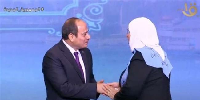 الأم المثالية الثالثة في مصر: لم أستطع منع نفسي من البكاء عند مقابلة الرئيس