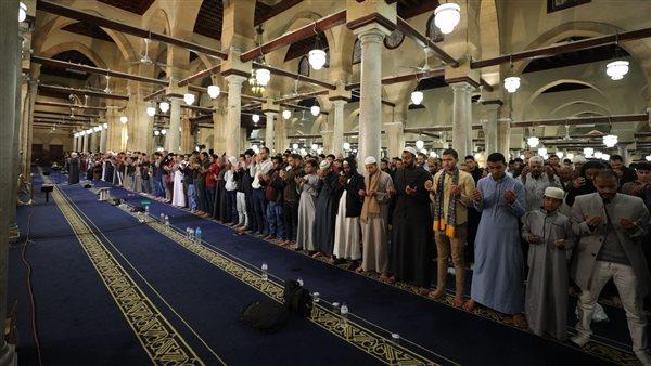 في الجمعة الثانية من رمضان.. الجامع الأزهر ملتقى المصريين والأجانب في صلاتي العشاء والتراويح