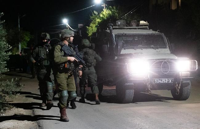 الاحتلال الإسرائيلي يعتقل أفراد من عائلة الشهيد بركات منفذ عملية غرب رام الله