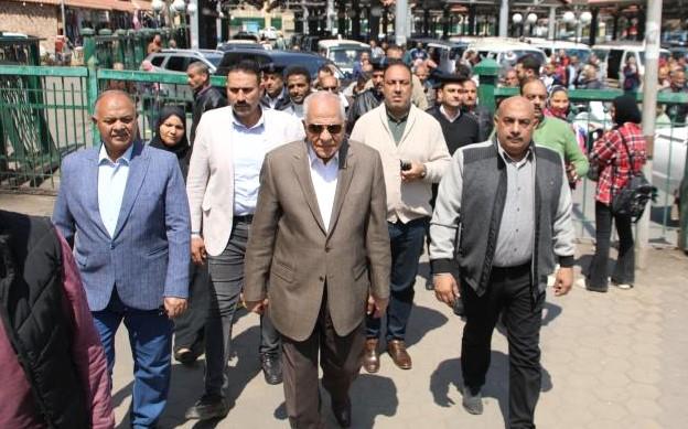 محافظ الجيزة يتفقد مواقف السرفيس بميدان الجيزة والمريوطية للتأكد من الالتزام بالتعريفة الجديدة