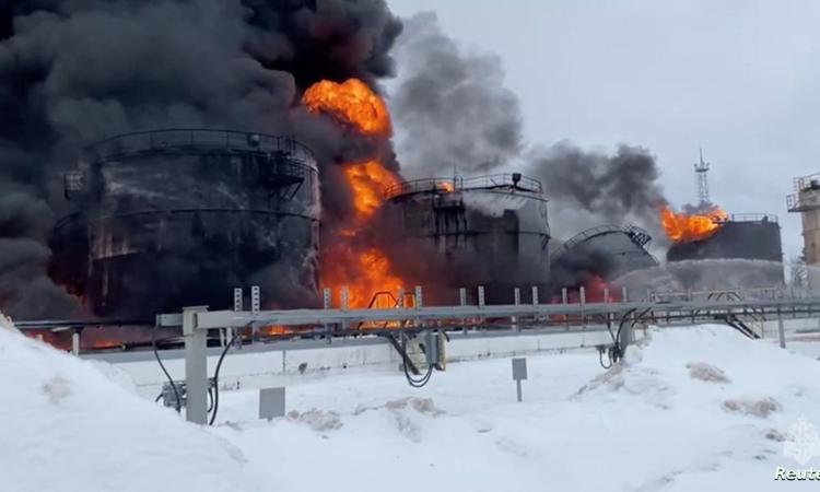 روسيا وأوكرانيا يتبادلان قصف المنشآت النفطية