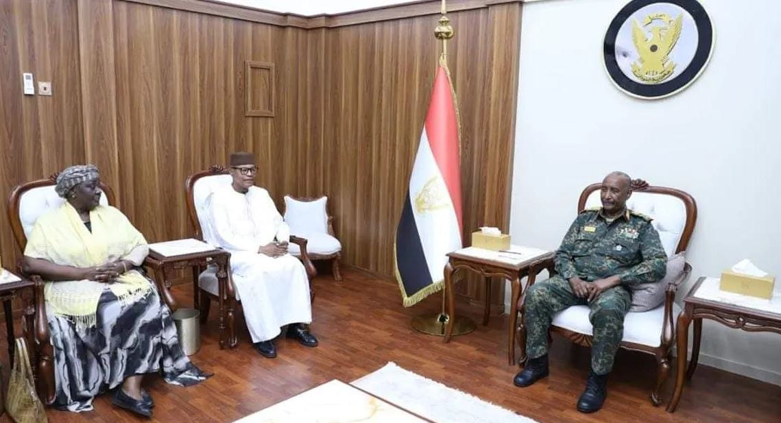رئيس مجلس السيادة السوداني يبحث مع وفد الآلية الإفريقية تحقيق السلام والاستقرار
