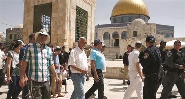 مستوطنون إسرائيليون يقتحمون الأقصى بحماية شرطة الاحتلال