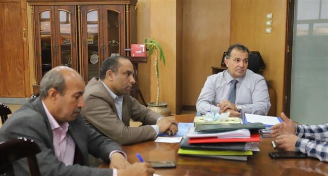 رئيس جامعة جنوب الوادي يعقد اجتماعا مع فريق عمل التطبيق الالكتروني للاستراحات