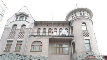   السفارة السورية في موسكو تنكس العلم الوطني حدادًا على ضحايا هجوم "كروكوس"