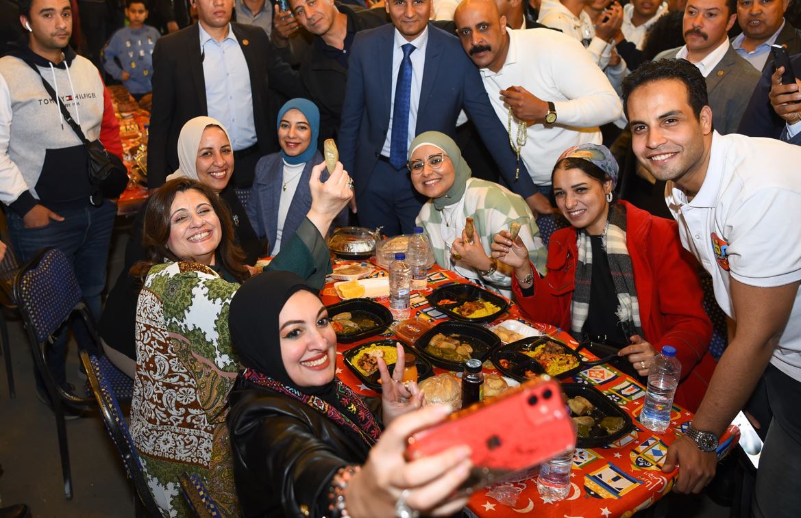 وزيرة الهجرة تشارك في " إفطار المطرية ".. وتؤكد: مصر علمت العالم المحبة والتسامح
