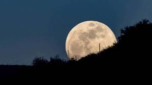 القمر البدر يُزين سماء المدينة المنورة لشهر رمضان المبارك