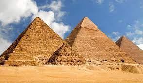 كأس بطولة عاصمة مصر يزين الأهرامات قبل مواجهة الفراعنة وكرواتيا
