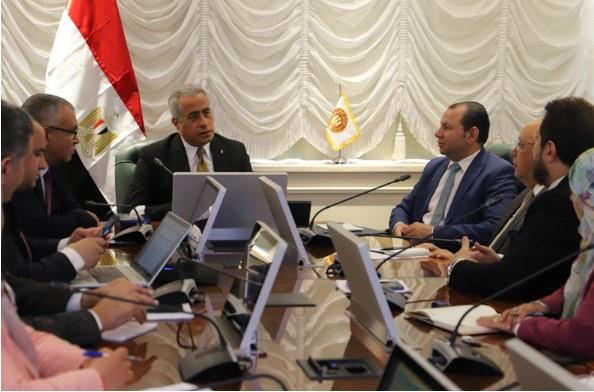 وزير العمل يلتقي اللجنة المُختصة بتنفيذ مشروع مهني 2030