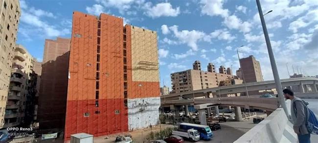 شاهد .. طلاء وتجميل عقارات الطرق المؤدية إلى المتحف المصري الكبير