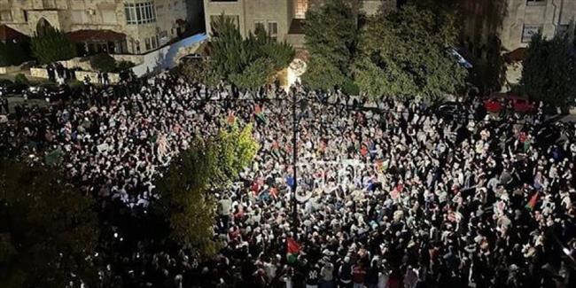 الأردن.. متظاهرون يحاولون اقتحام سفارة إسرائيل بعد حصارها لليوم الثاني