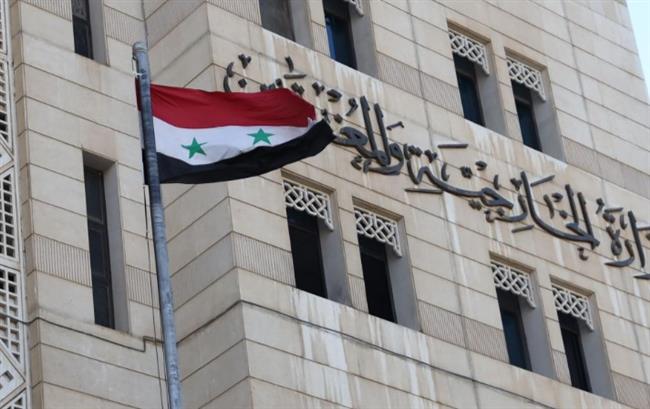 الخارجية السورية تدين العدوان الأمريكي الذي استهدف فجر اليوم مواقع عسكرية في دير الزور 