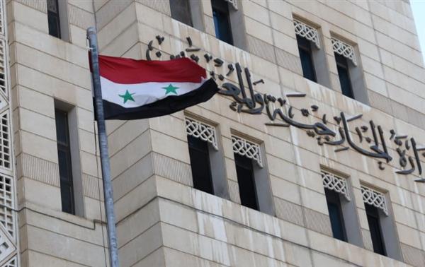 الخارجية السورية تدين العدوان الأمريكي الذي استهدف فجر اليوم مواقع عسكرية في دير الزور