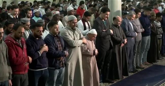 آلاف المصلين من مختلف الجنسيات يشهدون صلاتي العشاء والتراويح بالجامع الأزهر