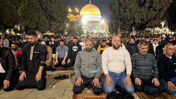   35 ألفا يؤدون صلاتي العشاء والتراويح في رحاب المسجد الأقصى