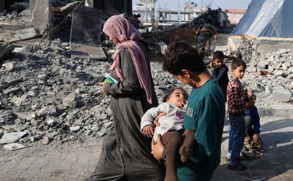 إعلام فلسطيني: استشهاد 12 شخصا بينهم أطفال بغارة إسرائيلية استهدفت عائلة نازحة جنوب غزة