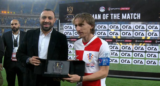لوكا مودريتش يحصل على جائزة أفضل لاعب في مباراة مصر وكرواتيا