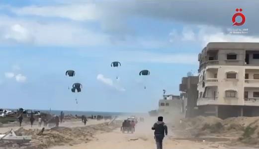 يواجهون خطر الموت غرقاً من أجل "المساعدات".. تفاقم معاناة الفلسطينيين في غزة 
