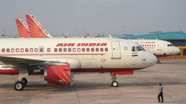 دون وقوع إصابات.. تصادم طائرتين داخل مطار كالكتا بالهند 