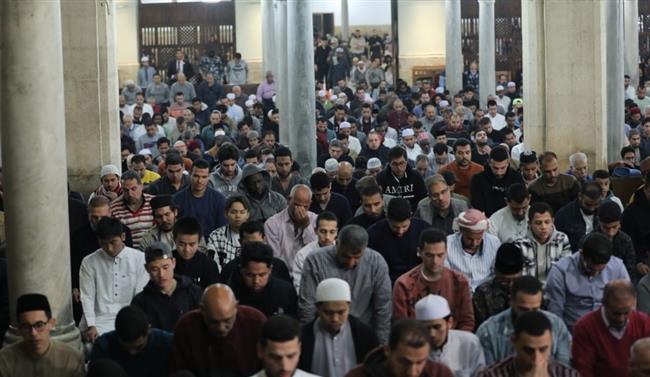 آلاف المصلين من مختلف الجنسيات يشهدون صلاتي العشاء والتراويح بـ الجامع الأزهر