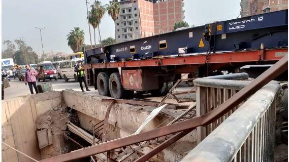 إعادة فتح الطريق الزراعى بعد اصطدام سيارة نقل بسور نفق الحدادين بطوخ