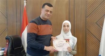 وكيل تعليم قنا يكرم الطالبة مريم حسن حافظة القرآن الكريم كاملاً 