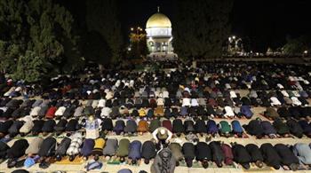   120 ألفًا يؤدون صلاتي العشاء والتراويح في رحاب المسجد الأقصى
