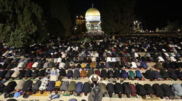 120 ألفًا يؤدون صلاتي العشاء والتراويح في رحاب المسجد الأقصى