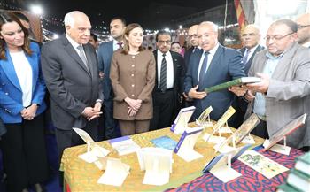   وزيرة الثقافة تتفقد جناح دار الكتب والوثائق بمعرض فيصل للكتاب