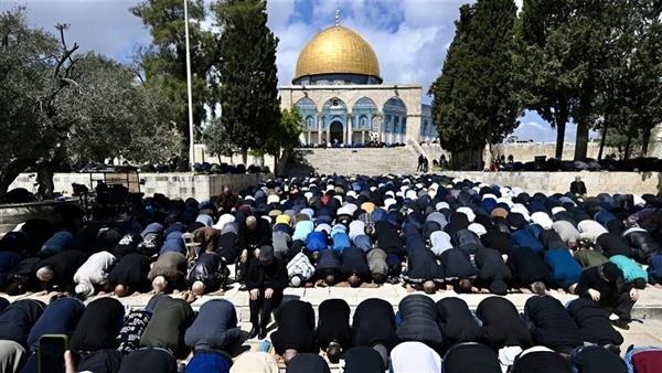 125 ألف فلسطيني يؤدون صلاة الجمعة الثالثة من رمضان في المسجد الأقصى