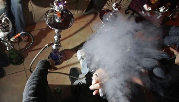 ضبط صاحب مقهى "بدون ترخيص" لتقديمه الشيشة للأطفال