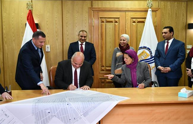 محافظ قنا ورئيس هيئة التخطيط العمراني يعتمدان مخطط التنمية لـ الحميدات