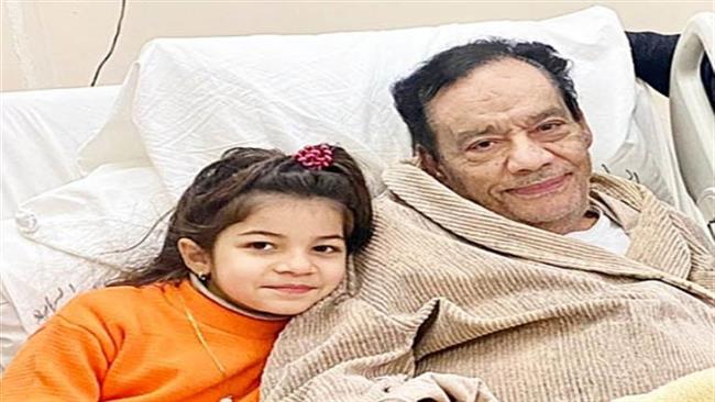 وصول هشام نجل حلمى بكر إلى مستشفى السلام تمهيدا لإنهاء إجراءات دفن والده