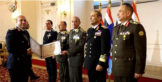وزير الدفاع يكرم قادة القوات المسلحة المحالين للتقاعد
