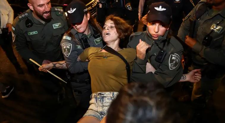 مواجهات واسعة في تل أبيب بين الشرطة الإسرائيلية ومتظاهرين.. فيديو