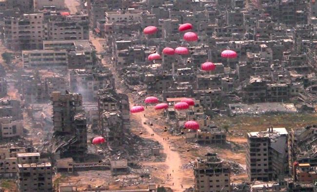 مصر تواصل إسقاط أطنان من المساعدات الإنسانية على قطاع غزة.. فيديو