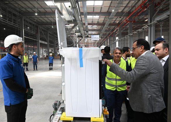 رئيس الوزراء يتفقد مصنع بيكو مصر للأجهزة المنزلية