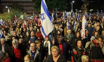   أهالي الأسرى الإسرائيليين يطالبون "نتنياهو" بالاستقالة ويتهمونه بعرقلة "صفقة" تعيد ذويهم
