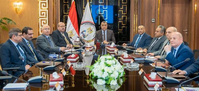 وزير الإنتاج الحربي يبحث سبل تطوير صناعة العدادات الذكية أو مسبوقة الدفع
