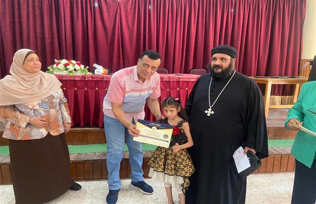 تعليم قنا تكرم الطلاب الفائزين في المسابقة البحثية الدينية المسيحية