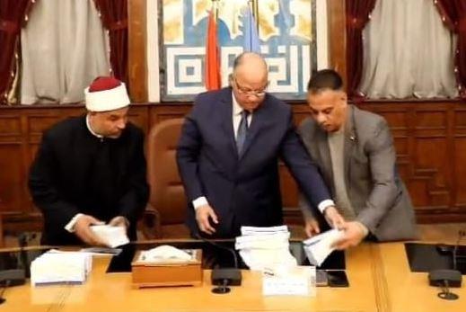 "الأوقاف" تسلم محافظة القاهرة صكوك 5 أطنان لحوم لتوزيعها على الأسر الأولى بالرعاية