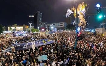   عشرات الآلاف من الإسرائيليين يطالبون بإبرام صفقة تبادل فورية.. ويغلقون شوارع حيوية في تل أبيب