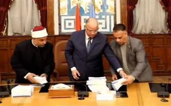   "الأوقاف" تسلم محافظة القاهرة صكوك 5 أطنان لحوم لتوزيعها على الأسر الأولى بالرعاية