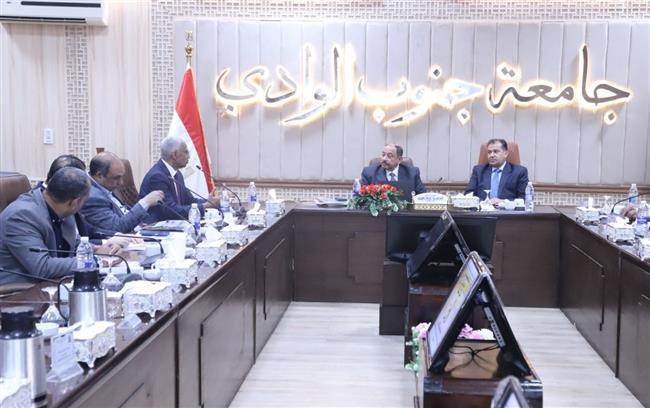جامعة جنوب الوادي و"اقتصادية المثلث الذهبي" يناقشان تعزيز التعاون بينهم