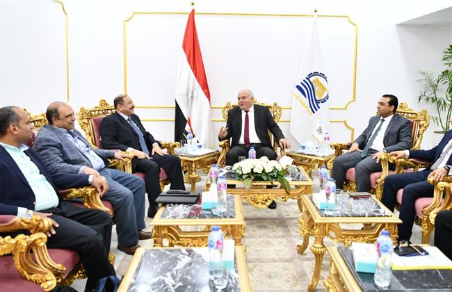 محافظ قنا ورئيس هيئة المثلث الذهبي يناقشان سبل التعاون لتنمية وتطوير المنطقة