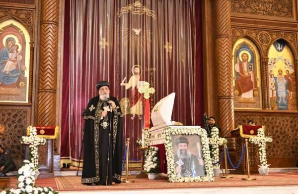 البابا تواضروس يترأس صلوات تجنيز الأنبا بيسنتي أسقف حلوان والمعصرة