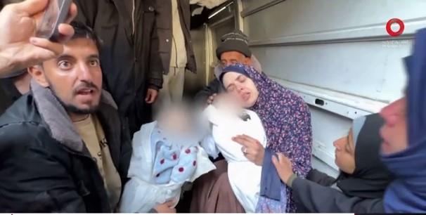 آلة الحرب لا ترحم.. فلسطينية تنجب توأما وغارة للاحتلال تقتلهما