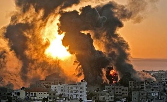 غارة لـ الاحتلال على منزلين في رفح الفلسطينية الليلة الماضية