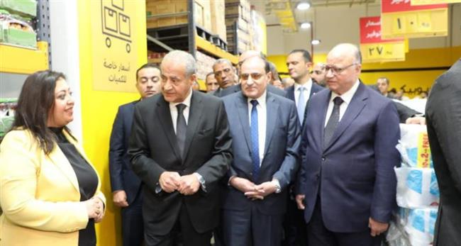 وزير التموين يفتتح أحد أفرع السلاسل التجارية بحى الأسمرات لتوفير السلع