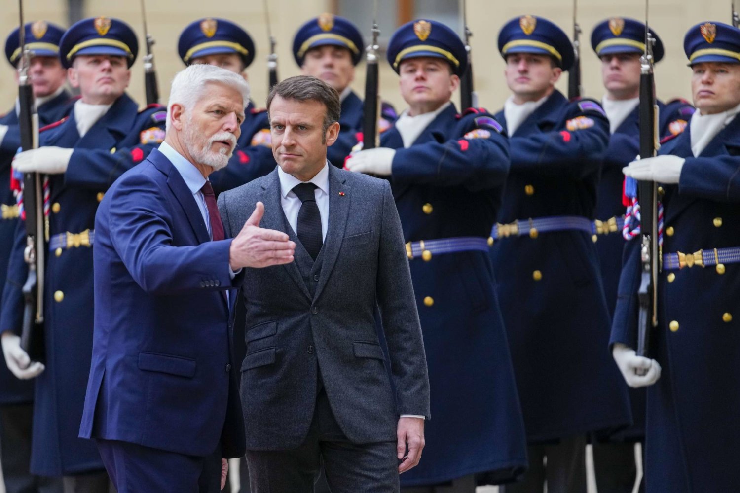 رئيسا التشيك وفرنسا يناقشان مبادرات الدعم العسكري لـ أوكرانيا